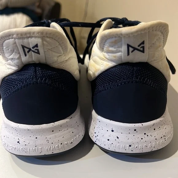 Nike women’s basketball shoe 8 1/2 - Picture 5 of 6